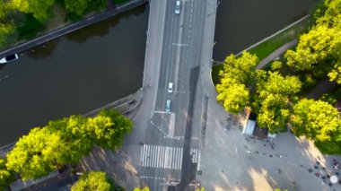 Finlandiya, Turku 'daki Katedral Köprüsü' nün havadan görünüşü. Güneşli bir günde Aurajoki nehri üzerindeki köprü.