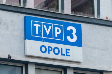 Opole, Polonya - 4 Haziran 2021: logo ve TVP 3 Opole işareti. TVP3 (eski adıyla TVP Regionalna Trojka veya Program 3 Telewizji Polskiej).