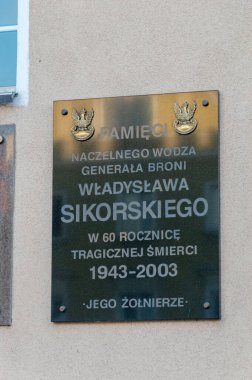 Opole, Polonya - 4 Haziran 2021: Wladyslaw Sikorski anısına plaket.