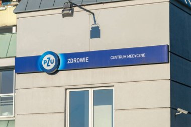Opole, Polonya - 4 Haziran 2021: PZU Zdrowie 'nin amblemi ve imzası - özel tıbbi bakım.