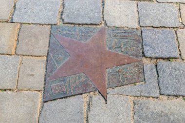 Opole, Polonya - 4 Haziran 2021: Opole Şöhret Yolu 'nda Myslovitz Yıldızı Aleja Gwiazd Festivali Polskiej Piosenki olarak bilinir. Myslovitz Polonyalı bir rock grubudur..