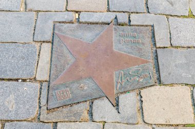 Opole, Polonya - 4 Haziran 2021: Opole 'daki Şöhret Yolu' nda Anna Panas Yıldızı Aleja Gwiazd Festivali Polskiej Piosenki olarak bilinir. Anna Panas, Polonyalı caz, blues ve pop şarkıcısı..