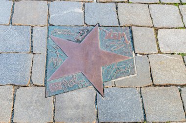 Opole, Polonya - 4 Haziran 2021: Opole 'de Aleja Gwiazd Festiwalu Polskiej Piosenki olarak bilinen Cem grubunun yıldızı. Dzem, Polonya 'nın Tychy kentinde kurulan bir blues rock grubudur..