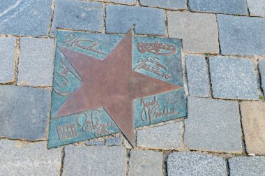 Opole, Polonya - 4 Haziran 2021: Opole 'da Aleja Gwiazd Festiwalu Polskiej Piosenki olarak bilinen mükemmel Polonyalı rock grubunun yıldızı