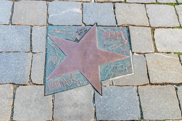 Opole, Polonya - 4 Haziran 2021: Opole 'de Aleja Gwiazd Festiwalu Polskiej Piosenki olarak bilinen Cem grubunun yıldızı. Dzem, Polonya 'nın Tychy kentinde kurulan bir blues rock grubudur..