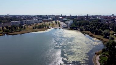 Helsinki, Finlandiya - 5 Ağustos 2021: Toolonlahti körfezindeki hava manzarası.