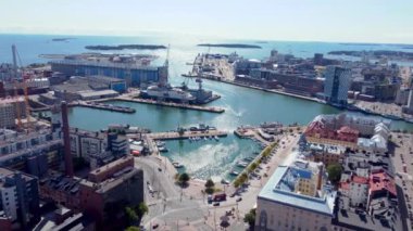 Helsinki, Finlandiya - 5 Ağustos 2021: Helsinki 'deki West Harbour Lansisatama' da hava manzarası. West Harbour, Helsinki 'nin Jatkasaari bölgesinde bulunan bir yolcu ve kargo limanıdır..
