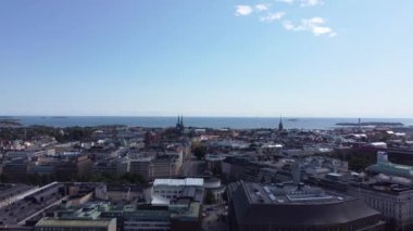 Arka planda Helsinki şehri ve Finlandiya Körfezi 'nin havadan görünüşü. Finlandiya 'da modern yapı ve gökdelen.