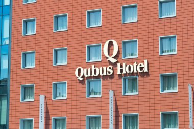 Gliwice, Polonya - 4 Haziran 2021: Logo ve Qubus Hotel işareti.