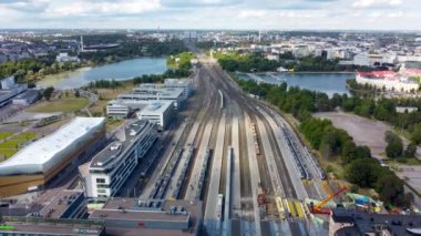 Helsinki, Finlandiya - 5 Ağustos 2021: Helsinki Merkez İstasyonu 'ndaki demiryolu hatlarının havadan görüntüsü.