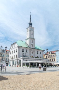 Gliwice, Polonya - 4 Haziran 2021: Gliwice 'deki belediye binası pazar meydanı.