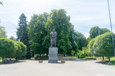 Gliwice, Polonya - 4 Haziran 2021: Adam Mickiewicz Park 'ta Şair Adam Mickiewicz Heykeli.