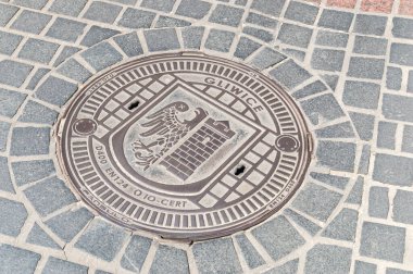 Gliwice, Polonya - 4 Haziran 2021: Lağım kuyusunun iki katı kapağı, demir kanalizasyon kapağı.