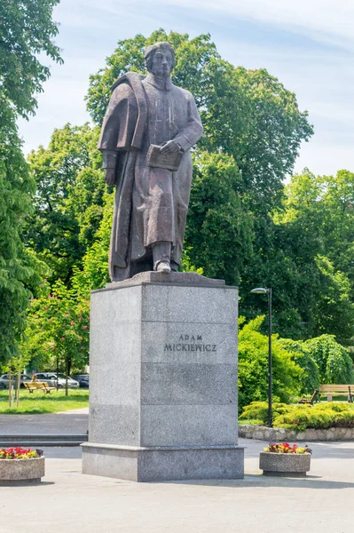 Gliwice, Polonya - 4 Haziran 2021: Şair Adam Mickiewicz Heykeli.