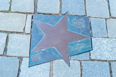 Opole, Polonya - 4 Haziran 2021: Aleja Gwiazd Festivali Polskiej Piosenki olarak bilinen Opole 'de Jacek Cygan' ın Yıldızı. Jacek Antoni Cygan Polonyalı söz yazarı, şair, müzik yazarı, jüri üyesi..