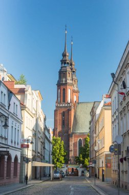 Opole, Polonya - 4 Haziran 2021: Bronislawa Koraszewski sokağı ile Kutsal Haç 'ın Yüceltilmesi Katedrali (Lehçe: Bazylika katedralna Podwyzszenia Krzyza Swietego).