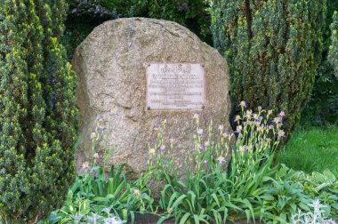 Opole, Polonya - 4 Haziran 2021: Polonyalıların öldürülmesi, zulme uğraması, hapsedilmesi ve köle işçiliğine sürülmesi anısına anıt taşı.