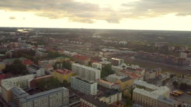 Turku, Finlandiya - 5 Ağustos 2021: Turku, Finlandiya şehir merkezinde günbatımında hava manzarası.