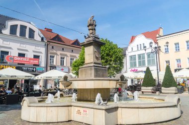 Rybnik, Polonya - 4 Haziran 2021: Rybnik 'teki pazar meydanında Nepomuk (veya John Nepomucene) heykeli bulunan su çeşmesi.