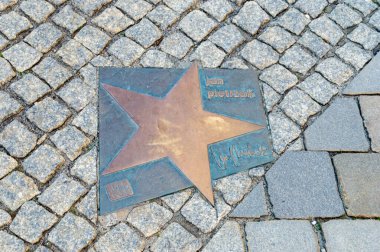 Opole, Polonya - 4 Haziran 2021: Opole 'de Jan Pietrzak Yıldızı Aleja Gwiazd Festivali Polskiej Piosenki olarak bilinir. Jan Pietrzak Polonyalı hicivci, şarkıcı-söz yazarı, sahne ve film aktörüdür..