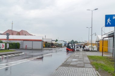 Tychy, Polonya - 5 Haziran 2021: Yağmurlu bir günde Tychy 'deki çiçek pazarı.