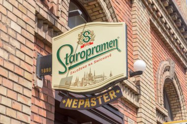 Cesky Tesin, Çek Cumhuriyeti - 5 Haziran 2021: Staropramen logosu. Staropramen Bira Fabrikası Çek Cumhuriyeti 'nin en büyük ikinci bira fabrikasıdır..