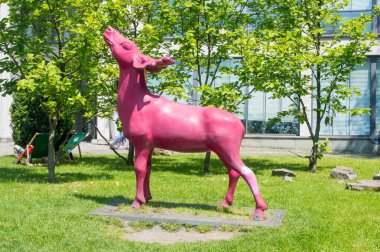 Cieszyn, Polonya - 5 Haziran 2021 Geyik Pembe Heykeli.