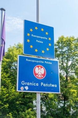Cieszyn, Polonya - 5 Haziran 2021: Polonya Cumhuriyeti sınır işaretleri Avrupa Birliği ve Polonya 'nın Çek Cumhuriyeti ile Polonya arasındaki sınırı hakkında bilgi veriyor.