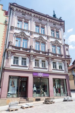 Cieszyn, Polonya - 5 Haziran 2021: Eski Cieszyn kasabasındaki tarihi bina.