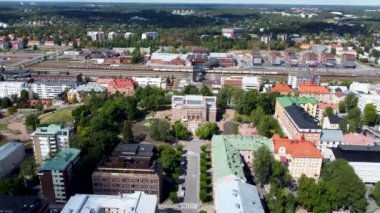 Turku, Finlandiya - 6 Ağustos 2021: Turku Sanat Müzesi ile sokak manzarası.
