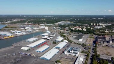 Turku, Finlandiya - 6 Ağustos 2021: Turku limanındaki Turku manzarası.