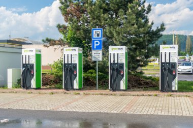 Zilina, Slovakya - 5 Haziran 2021: Elektrikli araçlar için Greenway şarj istasyonu.