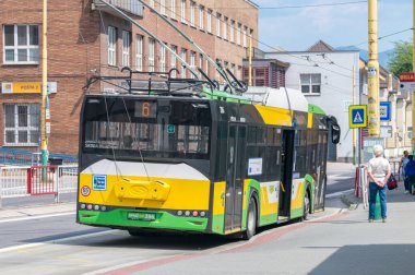 Zilina, Slovakya - 5 Haziran 2021: Sokaktaki Trolleybus. Zilina 'da toplu taşıma.