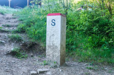 Trojmezi noktasında S harfi olan Slovakya sınır karakolu. Trojmezi üç ülkenin sınırıdır: Slovakya, Çek ve Polonya..