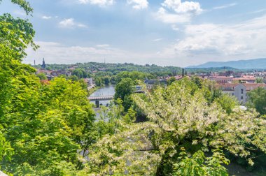 Cieszyn, Polonya 'daki Cieszyn Castle tepesinden tarihi manzara.