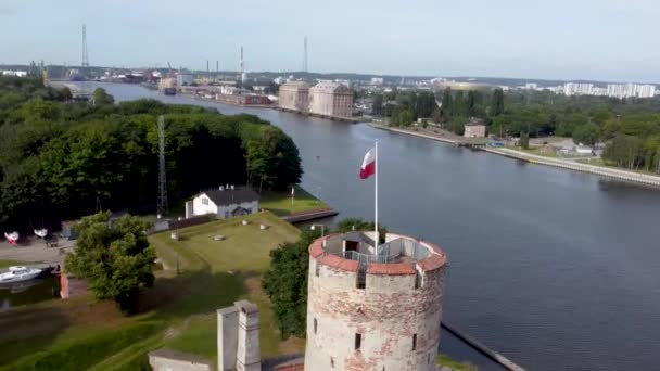 Drónantennák Pásztázása Lengyel Zászlóval Ellátott Világítótorony Ellen Wisloujscie Erődben Gdanskban — Stock videók