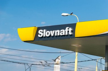 Zilina, Slovakya - 5 Haziran 2021: Benzin istasyonunda logo ve Slovnaft işareti. Slovnaft, Slovakya 'da bir petrol arıtma şirketi..