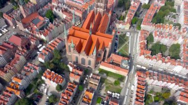 Gdansk, Polonya - 16 Ağustos 2021: St. Marys Kilisesi (Lehçe: Bazylika Mariacka) ya da resmi adıyla Kutsal Bakire Meryem Varsayımı Bazilikası, Gotik Katolik kilisesidir..