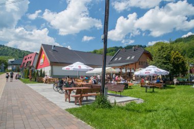 Szczyrk, Polonya - 6 Haziran 2021: Zylica nehri boyunca gezinti yapan restoran.