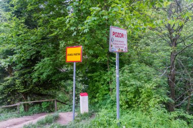 Jaworzynka, Poland- 5 Haziran 2021: Slovak, Çek ve Polonya 'nın üç noktasındaki Polonya ve Çek sınır işaretlerine bakın. Üç ülkenin sınırı.