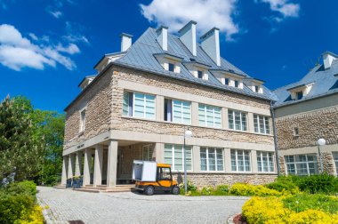 Wisla, Polonya - 6 Haziran 2021: Başkanın Kalesi 'nin bir kısmı (Zamek Dolny) - Wisla' da otel bölümü.