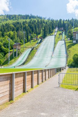 Szczyrk, Polonya - 6 Haziran 2021: Beskid Olimpiyatları 'ndan sonra Skalite kayak atlama kompleksi.