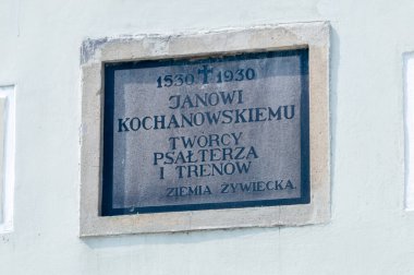 Zywiec, Polonya - 6 Haziran 2021: Jan Kochanowski 'ye adanmış anma plaketi. Kochanowski Polonyalı Rönesans şairiydi. Polonyalı edebiyat dilinin ayrılmaz bir parçası olacak şiirsellik kurmuştu..