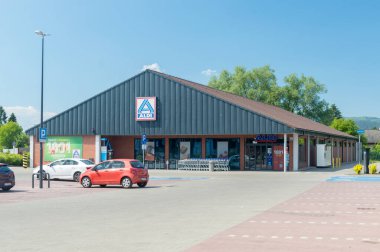 Zywiec, Polonya - 6 Haziran 2021: Aldi bakkal. Aldi, Almanya merkezli küresel indirimli bir süpermarket zinciri..