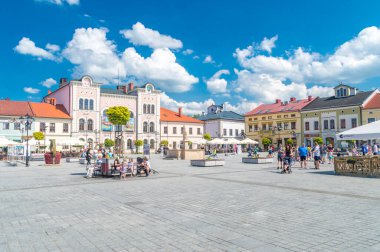 Zywiec, Polonya - 6 Haziran 2021: Yaz mevsiminde ana pazar meydanında güzel manzara.