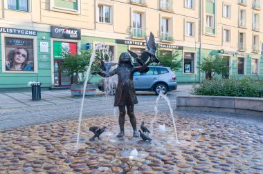 Czestochowa, Polonya - 6 Haziran 2021: Güvercinli küçük kız.