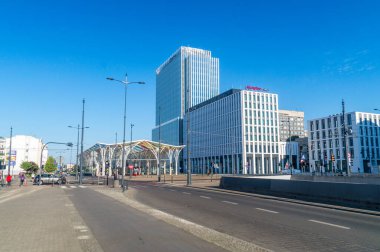 Lodz, Polonya - 7 Haziran 2021: Güzel modern tramvay istasyonu. Piotrkowska Centrum tramvay durağı Piotrkowska ve Adama Mickiewicza caddesi.