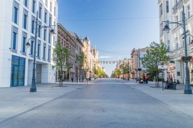 Lodz, Polonya - 7 Haziran 2021: Piotrkowska Caddesi (Polonya: ulica Piotrkowska), Polonya 'nın Lodz kentinin ana atardamarı, Avrupa' nın en uzun ticari caddelerinden biridir..