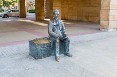 Lodz, Polonya - 7 Haziran 2021: Piotrkowska caddesindeki sandıkta Wladyslaw Reymont heykeli.