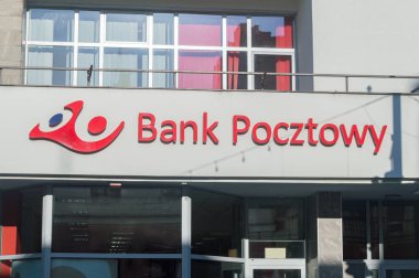 Lodz, Polonya - 7 Haziran 2021: Pocztowy SA, bireysel müşterilere finansal hizmetler sunan bir ticari bankadır..